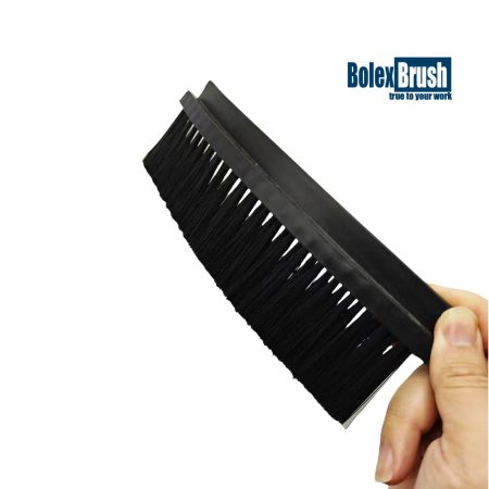 Flexible strip brushes
